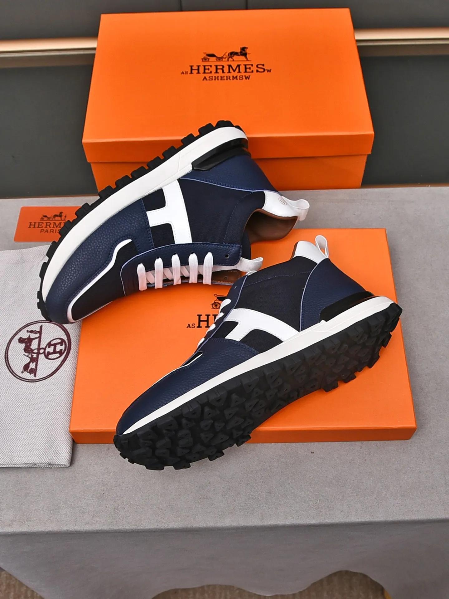 📛📛📛PPP480 (Hermes high-top)🆕Men's color-blocked sneakers, decorated with textured calfskin details. Spliced ​​with original cowhide, this shoe draws inspiration from the equestrian world, integrating technical details and practical functions. Breathable sheep lining, rubber wear-resistant outsole, high-end quality, every detail is perfectly combined! Size: 38-44 (45 can be customized)